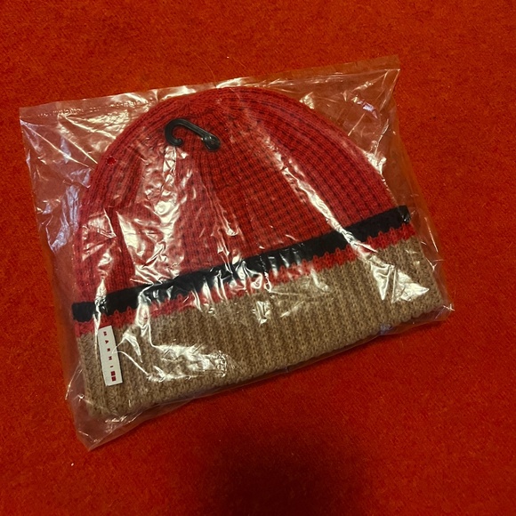 Marni and Uniqlo collab red and brown popcorn knitted beanie tuque hat NWT - Picture 2 of 3